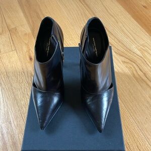 NARCISO RODRÍGUEZ Pointy Toe black leather booties.